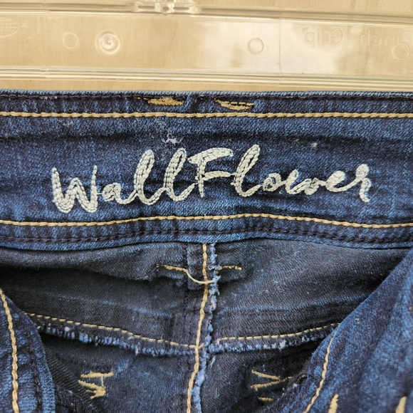 NWOT Wallflower Dark Wash Boot Cut Stretch Distressed Jeans - Size 7 - Picture 7 of 12